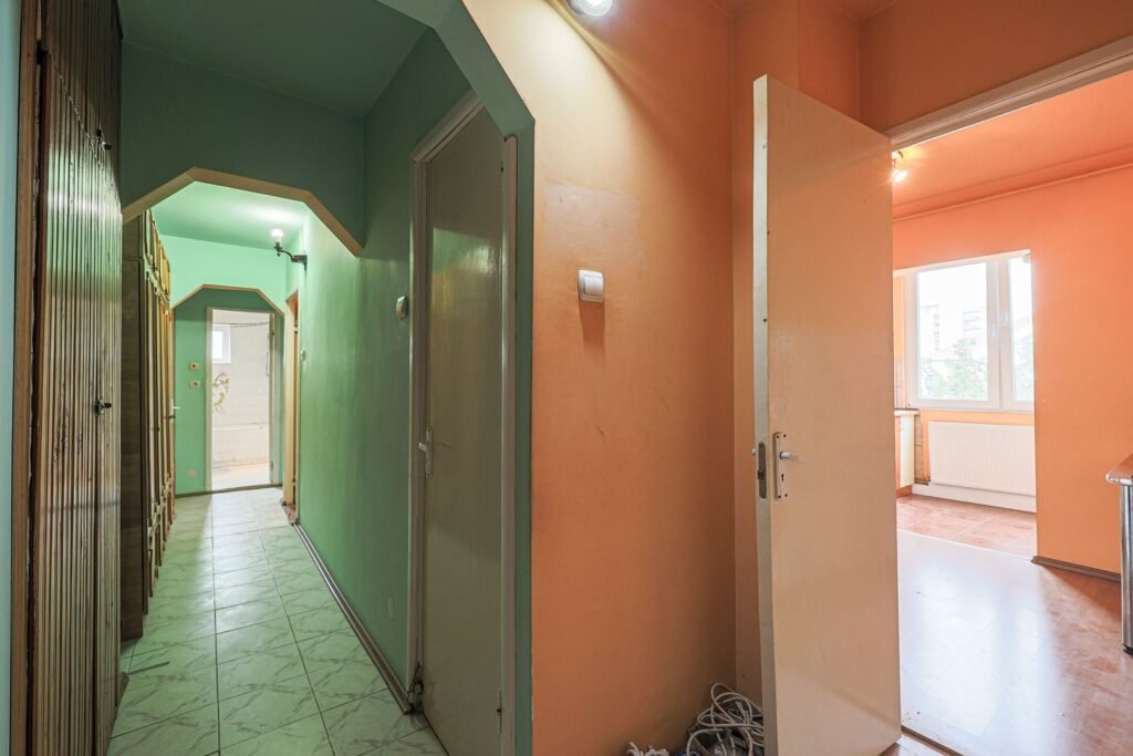 De vânzare Rezervat Apartament cu 3 camere decomandat in Zona 300 în zona Micalaca 3 camere 2 dormitoare Arad 5