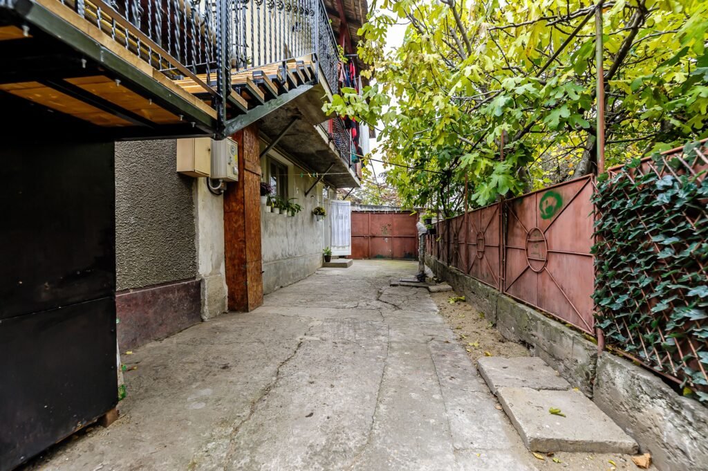 Șansă pentru familie mare apartament la casă, cu teren, Bujac. De vânzare Șansă pentru familie mare apartament la casă, cu teren, Bujac. în zona Bujac 6 camere 5 dormitoare Arad 10