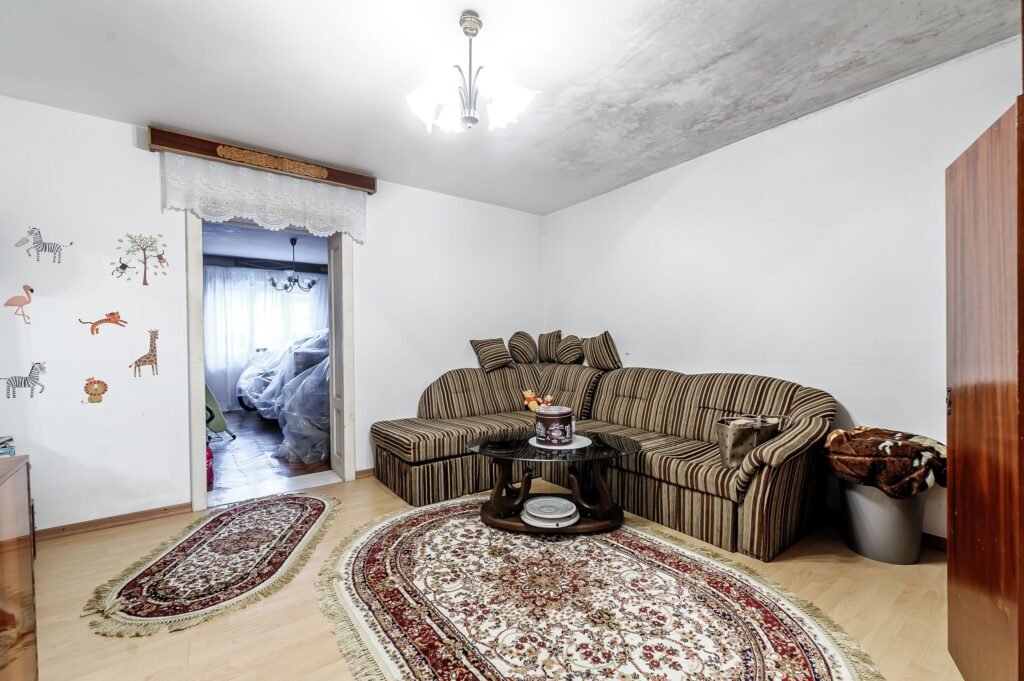 Șansă pentru familie mare apartament la casă, cu teren, Bujac. De vânzare Șansă pentru familie mare apartament la casă, cu teren, Bujac. în zona Bujac 6 camere 5 dormitoare Arad 3