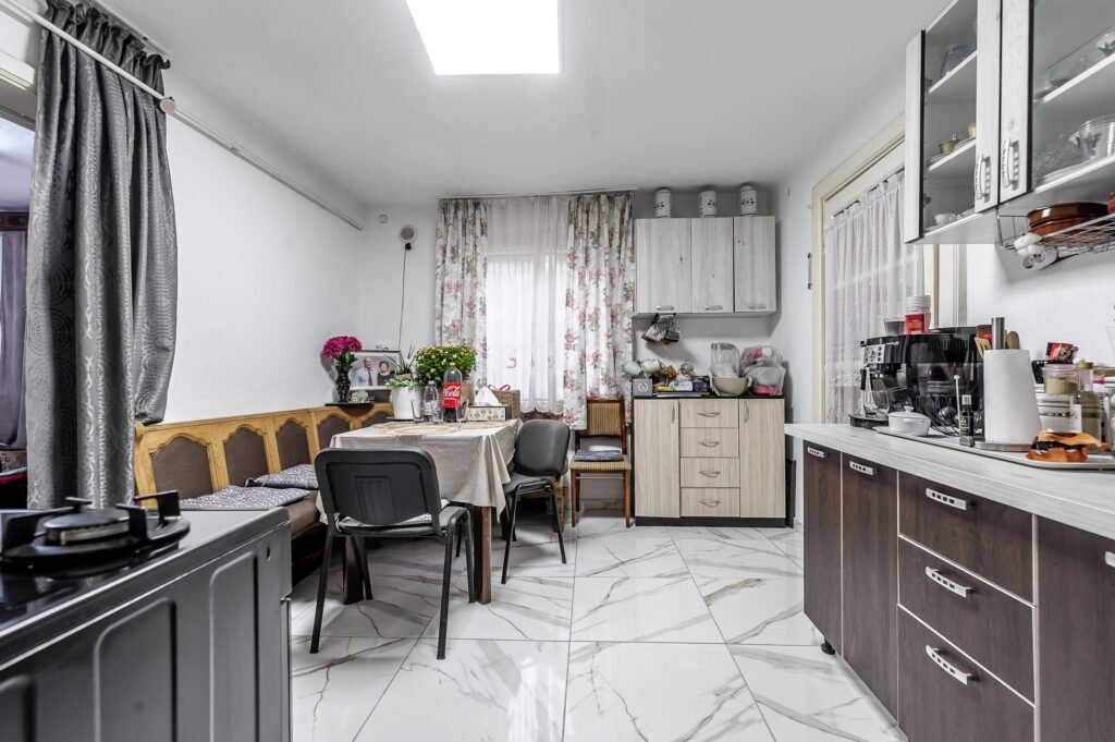 Șansă pentru familie mare apartament la casă, cu teren, Bujac. De vânzare Șansă pentru familie mare apartament la casă, cu teren, Bujac. în zona Bujac 6 camere 5 dormitoare Arad 4