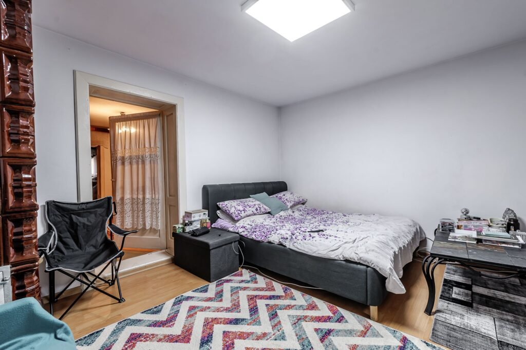 Șansă pentru familie mare apartament la casă, cu teren, Bujac. De vânzare Șansă pentru familie mare apartament la casă, cu teren, Bujac. în zona Bujac 6 camere 5 dormitoare Arad 5