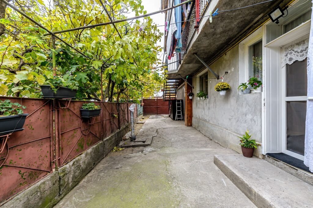 Șansă pentru familie mare apartament la casă, cu teren, Bujac. De vânzare Șansă pentru familie mare apartament la casă, cu teren, Bujac. în zona Bujac 6 camere 5 dormitoare Arad 8