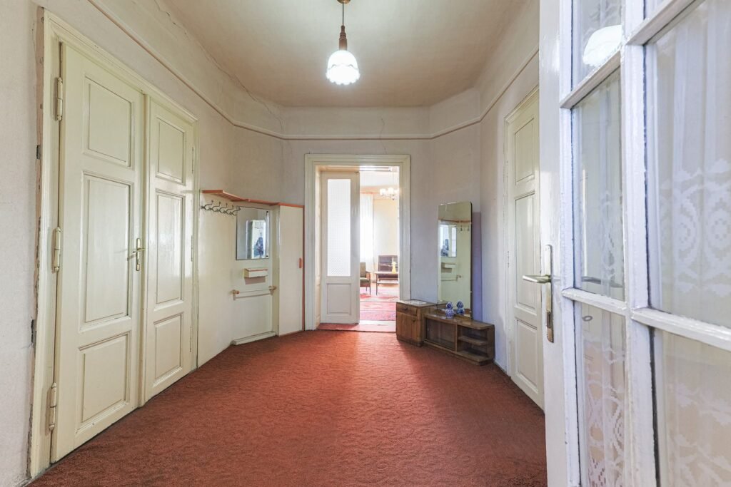 Un întreg etaj ultracentral în Arad De vânzare Un întreg etaj ultracentral în Arad în zona Ultracentral 7 camere 5 dormitoare Arad 3