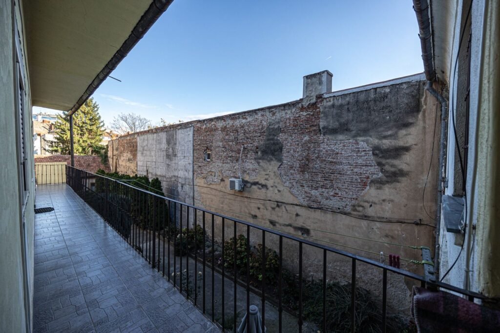 Un întreg etaj ultracentral în Arad De vânzare Un întreg etaj ultracentral în Arad în zona Ultracentral 7 camere 5 dormitoare Arad 5