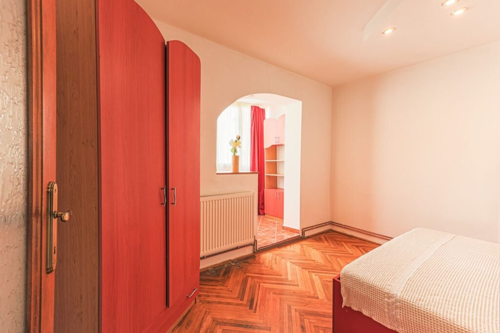 De vânzare Apartament 2 camere, decomandat, 64 mp, etaj 4/4 în zona Aurel Vlaicu 2 camere 1 dormitor Arad 5