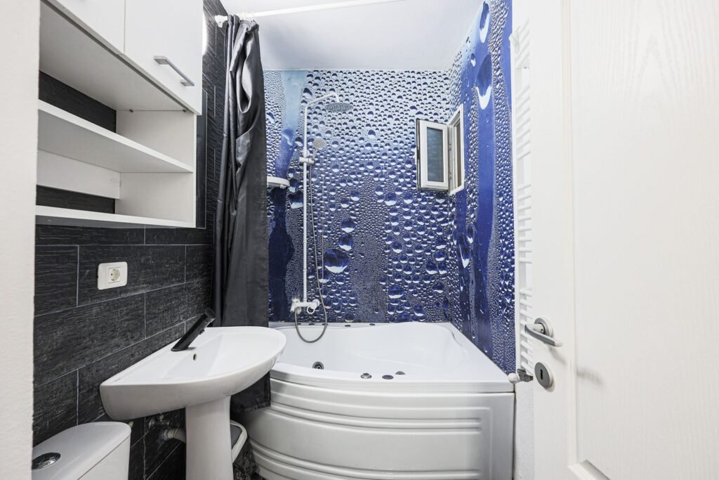 De vânzare Apartament central, renovat și mobilat, pe strada Tudor Vladimirescu în zona Ultracentral 2 camere 1 dormitor Arad 1