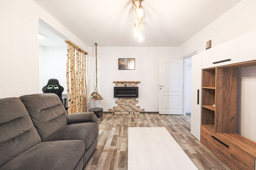 De vânzare Apartament central, renovat și mobilat, pe strada Tudor Vladimirescu în zona Ultracentral 2 camere 1 dormitor Arad 1