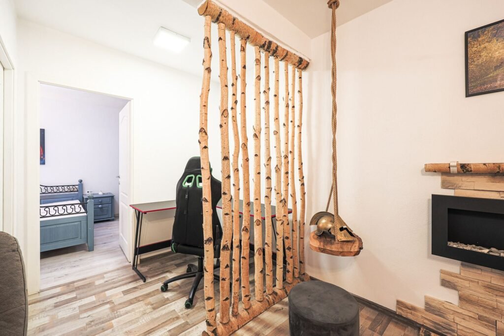 De vânzare Apartament central, renovat și mobilat, pe strada Tudor Vladimirescu în zona Ultracentral 2 camere 1 dormitor Arad 1