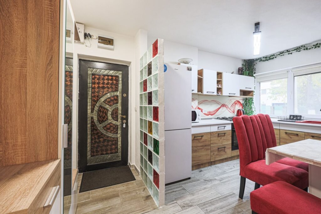 De vânzare Apartament central, renovat și mobilat, pe strada Tudor Vladimirescu în zona Ultracentral 2 camere 1 dormitor Arad 1