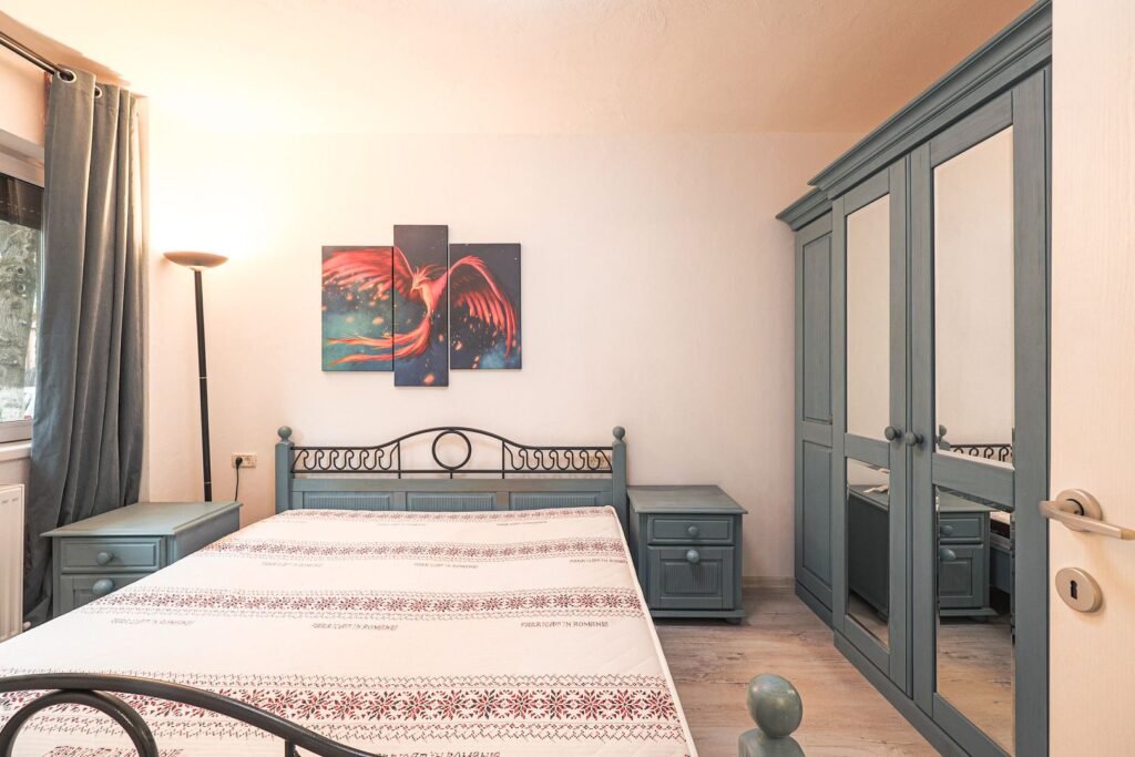 De vânzare Apartament central, renovat și mobilat, pe strada Tudor Vladimirescu în zona Ultracentral 2 camere 1 dormitor Arad 1