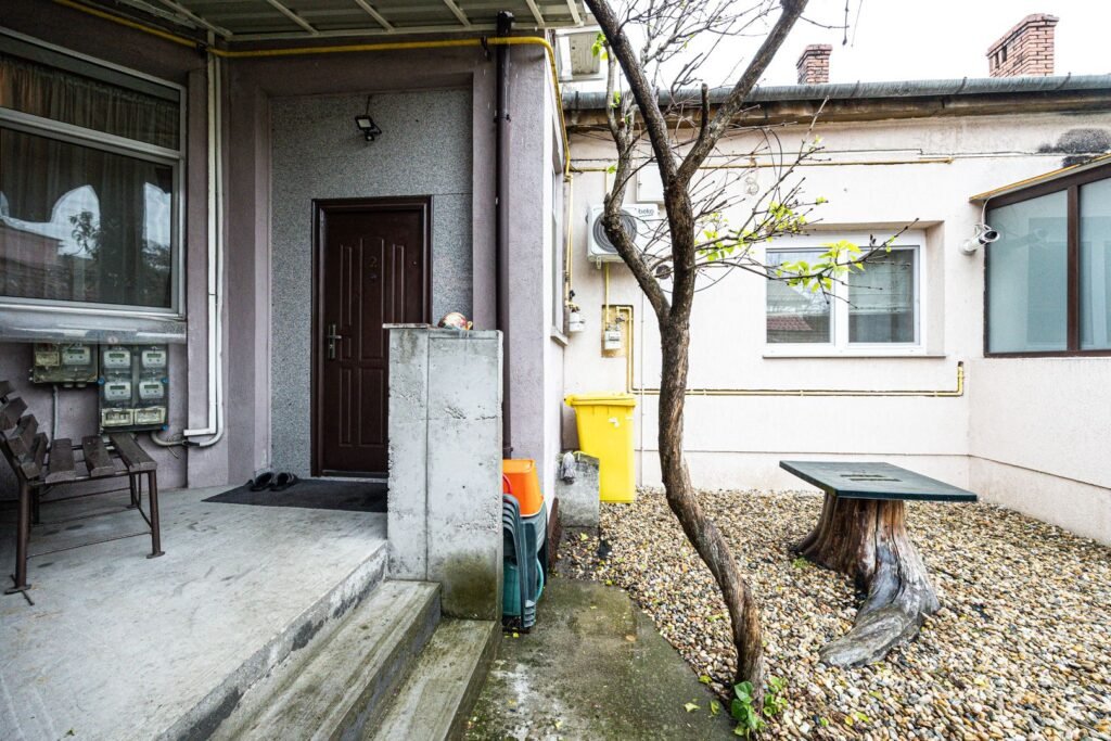 De vânzare Apartament cu 2 camere la curte comună, pe str. Barabas Bela în zona Central 2 camere 1 dormitor Arad 1