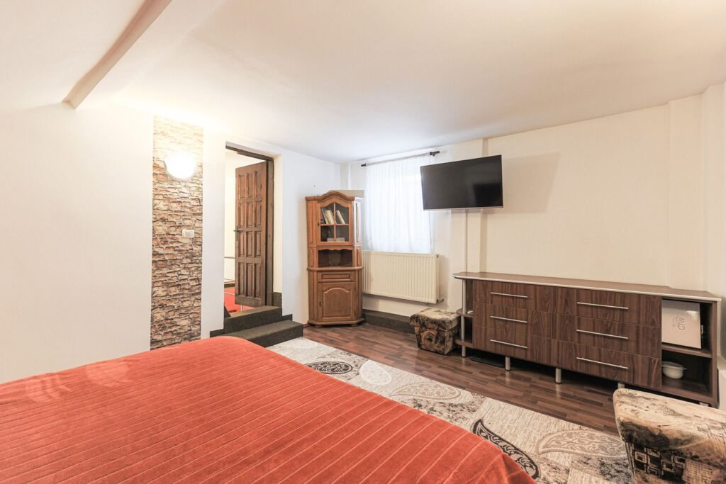 De vânzare Apartament cu 2 camere la curte comună, pe str. Barabas Bela în zona Central 2 camere 1 dormitor Arad 1