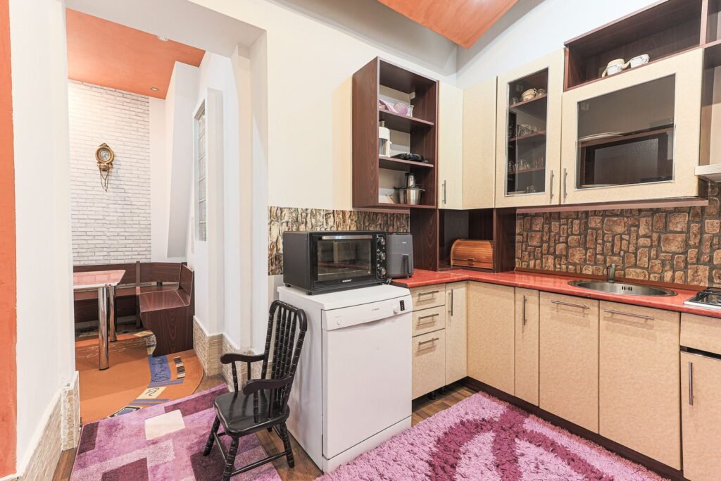 De vânzare Apartament cu 2 camere la curte comună, pe str. Barabas Bela în zona Central 2 camere 1 dormitor Arad 2