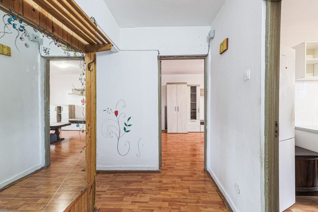 Apartament cu 3 camere, Aradul Nou – complet mobilat De vânzare Apartament cu 3 camere, Aradul Nou – complet mobilat în zona Aradul Nou 3 camere 2 dormitoare Arad 1