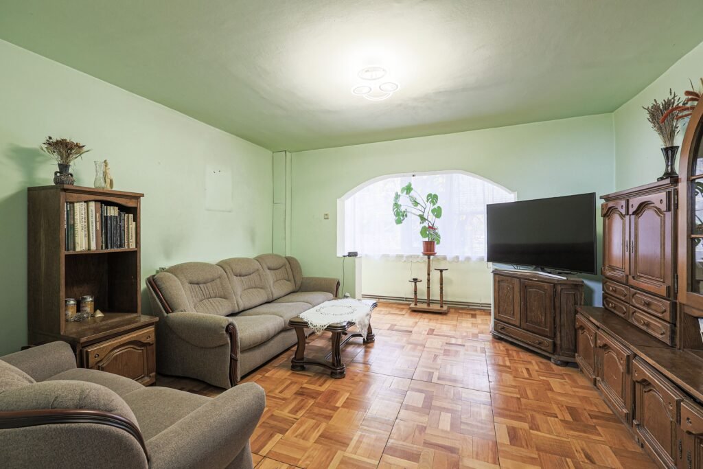 De vânzare Apartament foarte spațios cu 5 camere la parter in Micalaca Comision 0 în zona Micalaca 5 camere 4 dormitoare Arad 1