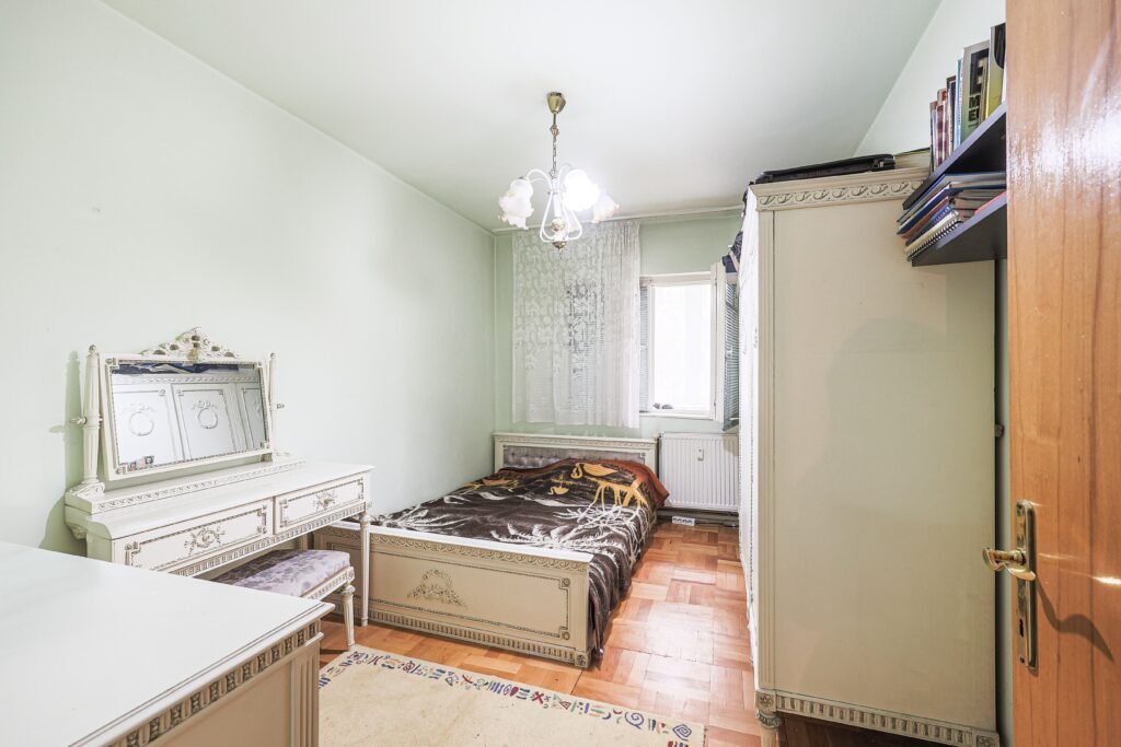 De vânzare Apartament foarte spațios cu 5 camere la parter in Micalaca Comision 0 în zona Micalaca 5 camere 4 dormitoare Arad 1