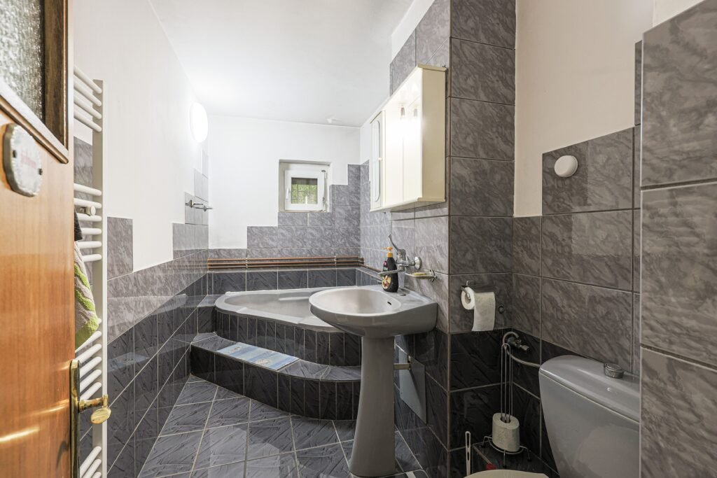 De vânzare Apartament foarte spațios cu 5 camere la parter in Micalaca Comision 0 în zona Micalaca 5 camere 4 dormitoare Arad 1