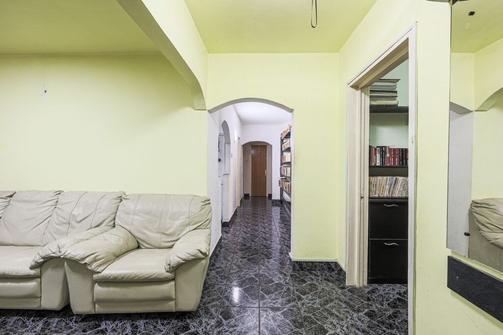 De vânzare Apartament foarte spațios cu 5 camere la parter in Micalaca Comision 0 în zona Micalaca 5 camere 4 dormitoare Arad 1