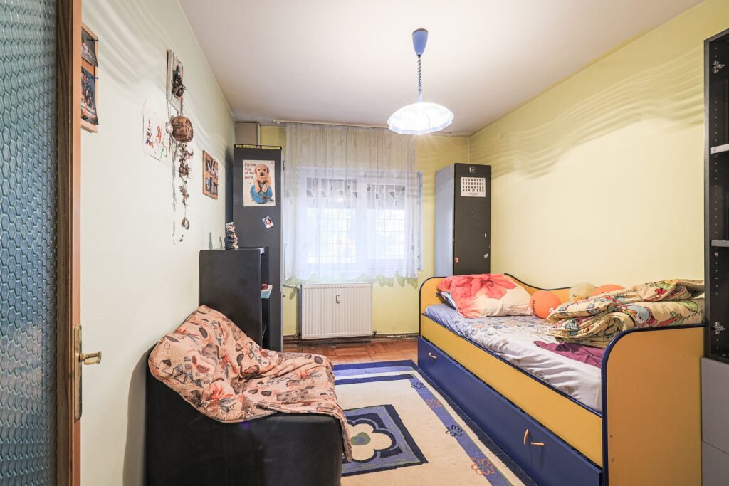 De vânzare Apartament foarte spațios cu 5 camere la parter in Micalaca Comision 0 în zona Micalaca 5 camere 4 dormitoare Arad 9