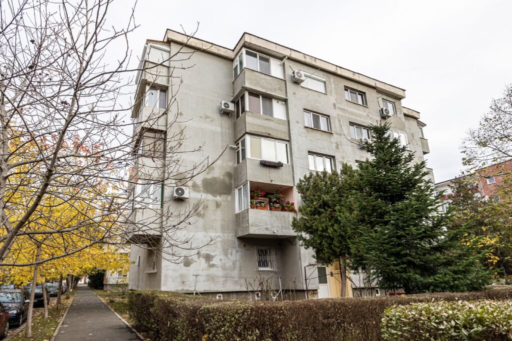 De vânzare Apartament renovat, decomandat, cu 2 balcoane, la Etajul 1 in Micalaca în zona Micalaca 2 camere 1 dormitor Arad 6