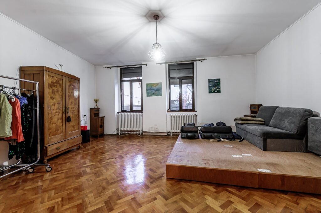 Casă solidă din cărămidă lângă Malul Mureșului cu 750 mp de teren De vânzare Casă solidă din cărămidă lângă Malul Mureșului cu 750 mp de teren în zona Malul Muresului 4 camere 2 dormitoare Arad 1