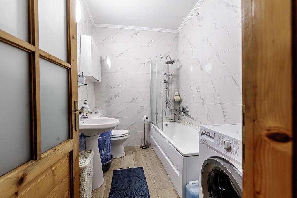 Casă solidă din cărămidă lângă Malul Mureșului cu 750 mp de teren De vânzare Casă solidă din cărămidă lângă Malul Mureșului cu 750 mp de teren în zona Malul Muresului 4 camere 2 dormitoare Arad 1