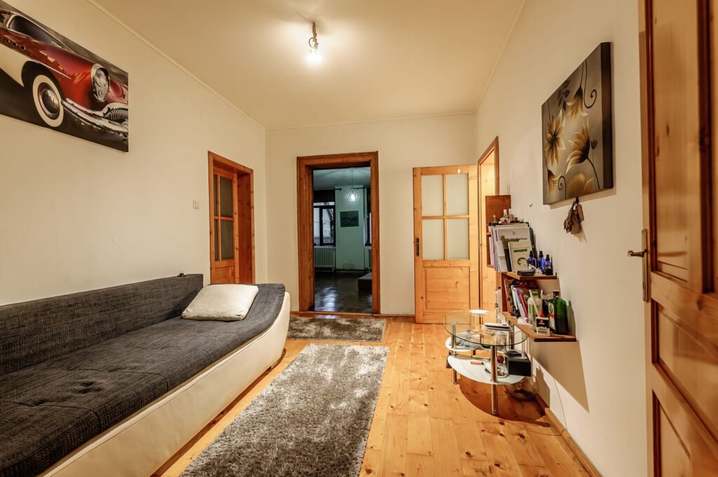 Casă solidă din cărămidă lângă Malul Mureșului cu 750 mp de teren De vânzare Casă solidă din cărămidă lângă Malul Mureșului cu 750 mp de teren în zona Malul Muresului 4 camere 2 dormitoare Arad 1