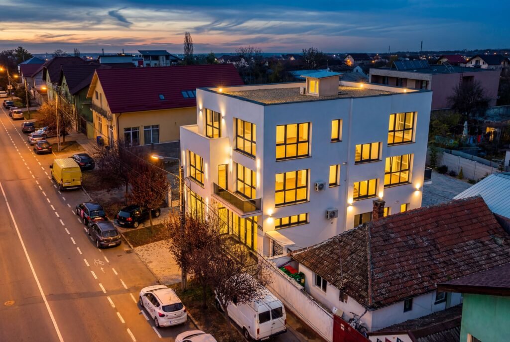 De vânzare Clădire nouă P+2 cu showroom și birouri în Arad în zona Parneava 12 camere Arad 1