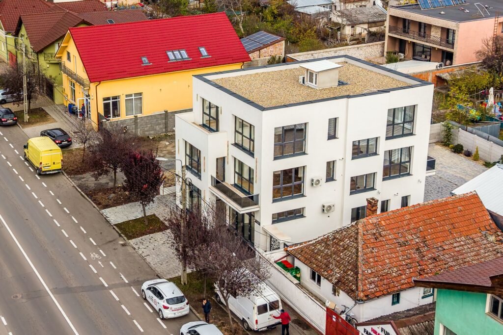 De vânzare Clădire nouă P+2 cu showroom și birouri în Arad în zona Parneava 12 camere Arad 1