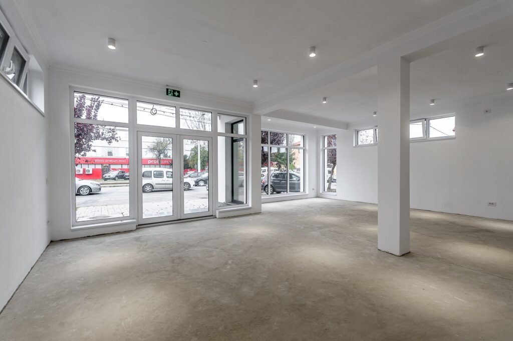 De vânzare Clădire nouă P+2 cu showroom și birouri în Arad în zona Parneava 12 camere Arad 1