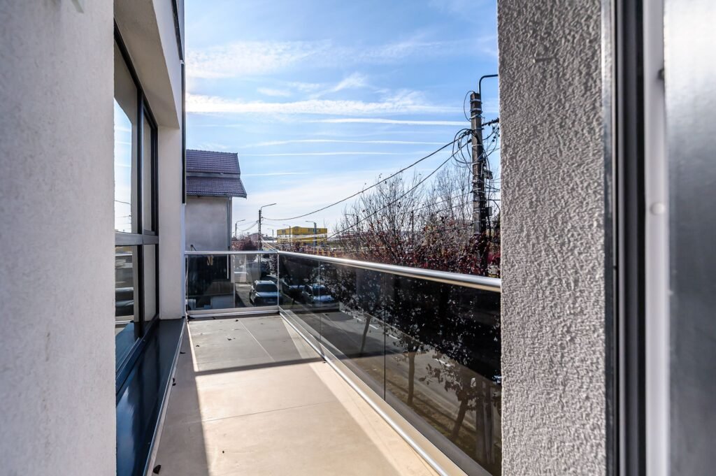 De vânzare Clădire nouă P+2 cu showroom și birouri în Arad în zona Parneava 12 camere Arad 1