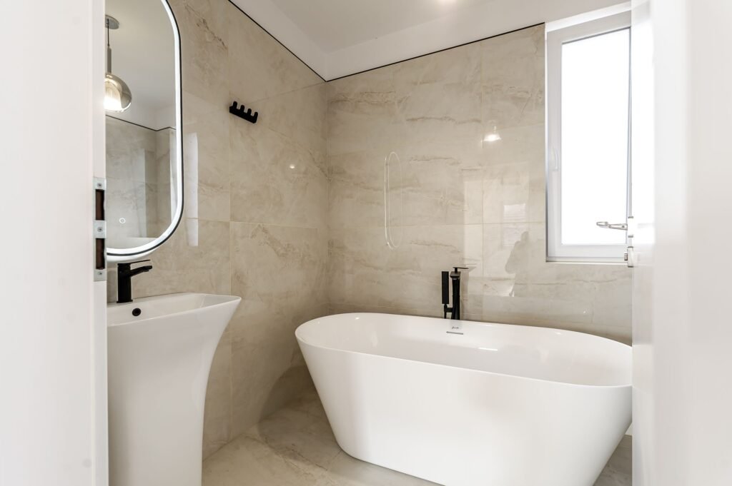 De vânzare Clădire nouă P+2 cu showroom și birouri în Arad în zona Parneava 12 camere Arad 1