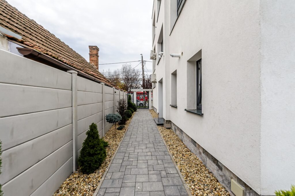 De vânzare Clădire nouă P+2 cu showroom și birouri în Arad în zona Parneava 12 camere Arad 1