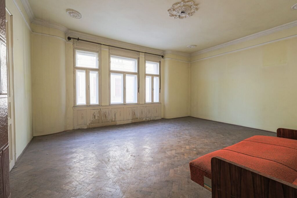 De vânzare Proiect de clinică sau birouri în centru – casă cu demisol, de renovat în zona Ultracentral 12 camere Arad 1