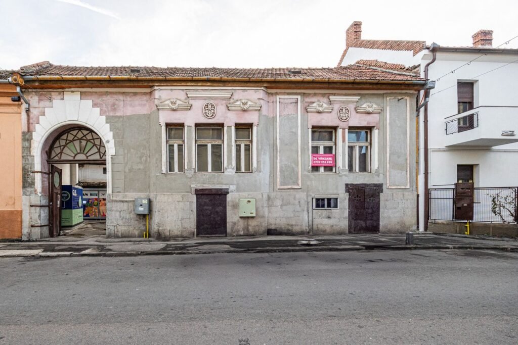 De vânzare Proiect de clinică sau birouri în centru – casă cu demisol, de renovat în zona Ultracentral 12 camere Arad 1