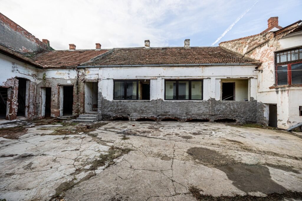 De vânzare Proiect de clinică sau birouri în centru – casă cu demisol, de renovat în zona Ultracentral 12 camere Arad 10