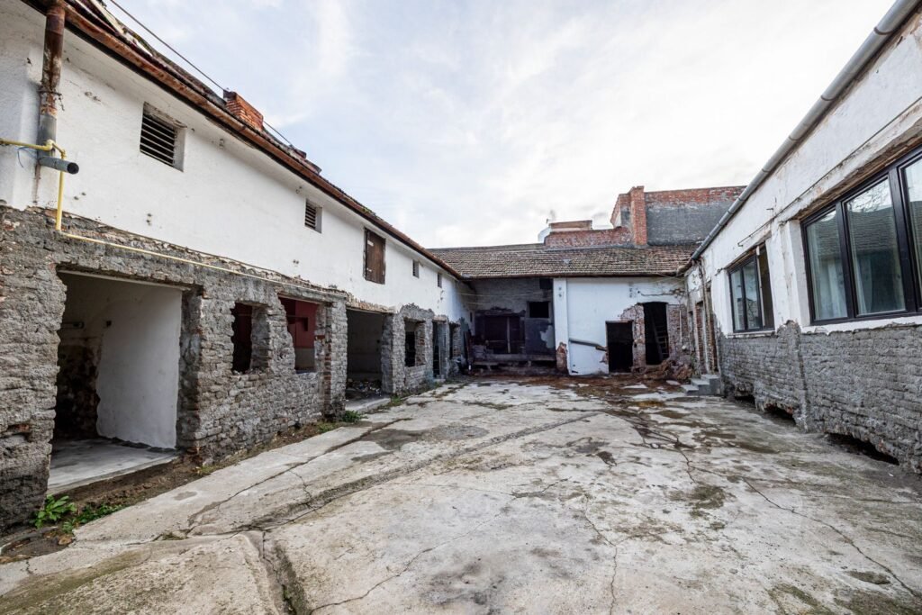 De vânzare Proiect de clinică sau birouri în centru – casă cu demisol, de renovat în zona Ultracentral 12 camere Arad 14