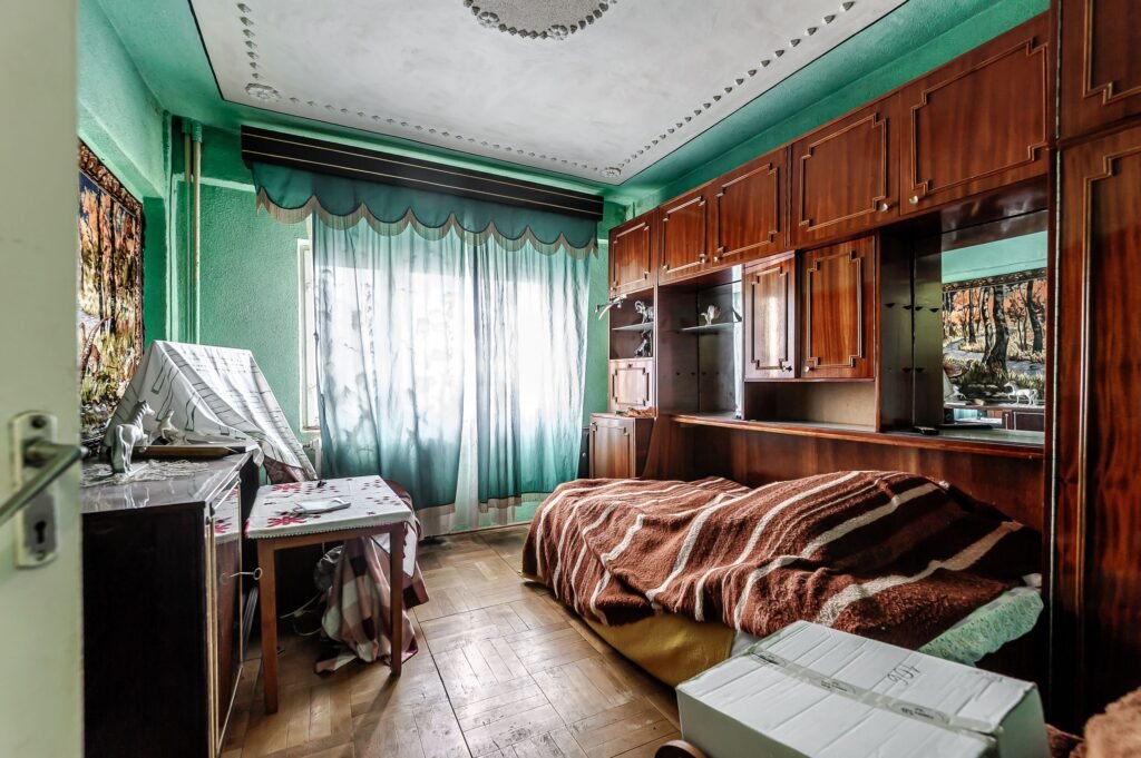 De vânzare REZERVAT Preț redus Apartament cu 2 camere spatios la etajul 3 în zona Aurel Vlaicu 2 camere 1 dormitor Arad 1