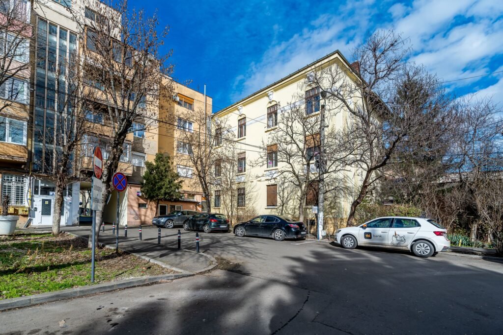 2 apartamente unificate, B-dul Revoluției, Arad. Etajul 1 De vânzare 2 apartamente unificate, B-dul Revoluției, Arad. Etajul 1 în zona Ultracentral 4 camere 3 dormitoare Arad 1