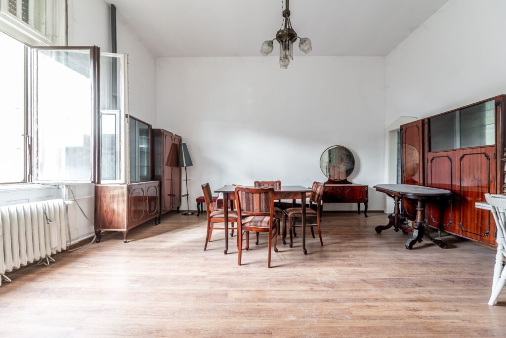 2 apartamente unificate, B-dul Revoluției, Arad. Etajul 1 De vânzare 2 apartamente unificate, B-dul Revoluției, Arad. Etajul 1 în zona Ultracentral 4 camere 3 dormitoare Arad 1