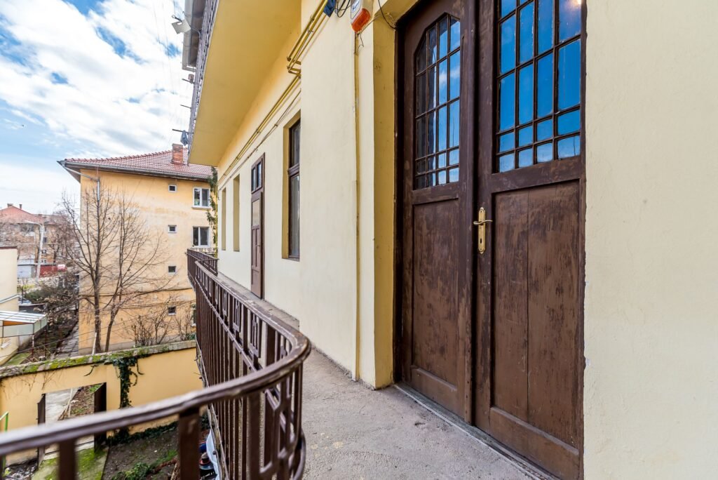 2 apartamente unificate, B-dul Revoluției, Arad. Etajul 1 De vânzare 2 apartamente unificate, B-dul Revoluției, Arad. Etajul 1 în zona Ultracentral 4 camere 3 dormitoare Arad 1