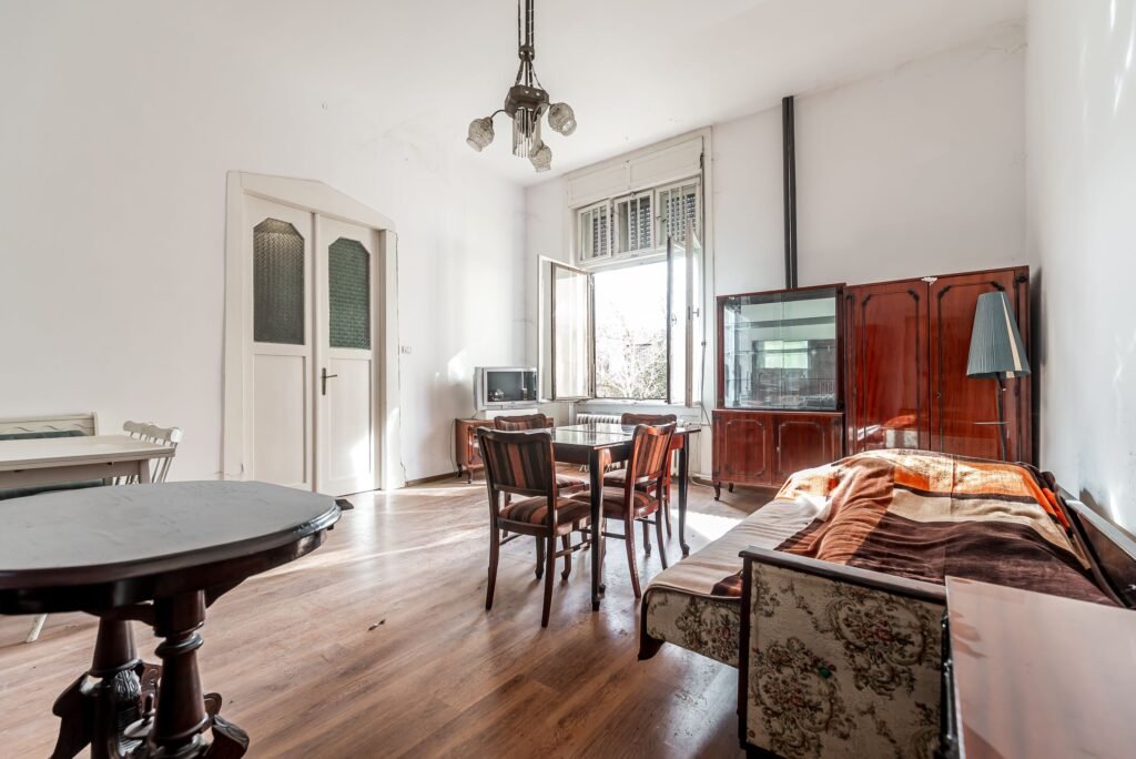 2 apartamente unificate, B-dul Revoluției, Arad. Etajul 1 De vânzare 2 apartamente unificate, B-dul Revoluției, Arad. Etajul 1 în zona Ultracentral 4 camere 3 dormitoare Arad 1