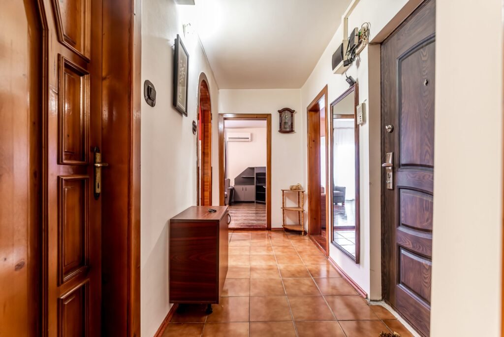 Apartament 3 camere decomandate cu 2 balcoane, lângă Malul Mureșului De vânzare Apartament 3 camere decomandate cu 2 balcoane, lângă Malul Mureșului în zona Alfa 3 camere 2 dormitoare Arad 1