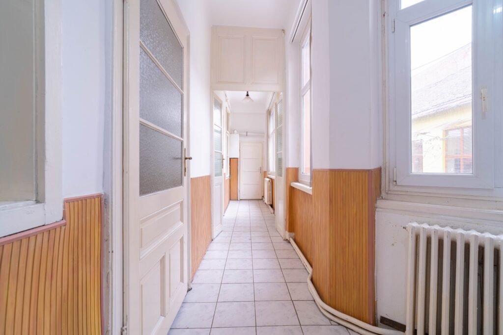 Apartament la casă, ultracentral– intimitate, curte proprie și garaj De vânzare Apartament la casă, ultracentral– intimitate, curte proprie și garaj în zona Ultracentral 4 camere Arad 1