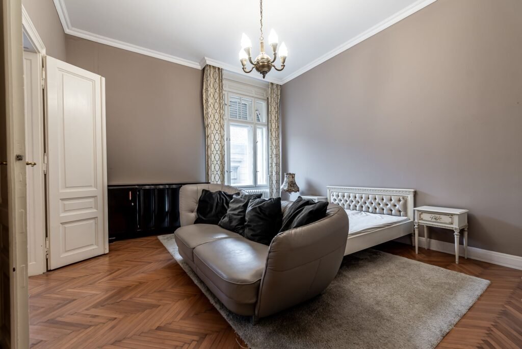 Apartament spatios cu 3 camere de LUX pe Metianu Comision 0 De închiriat Apartament spatios cu 3 camere de LUX pe Metianu Comision 0 în zona Ultracentral 3 camere 2 dormitoare Arad 5