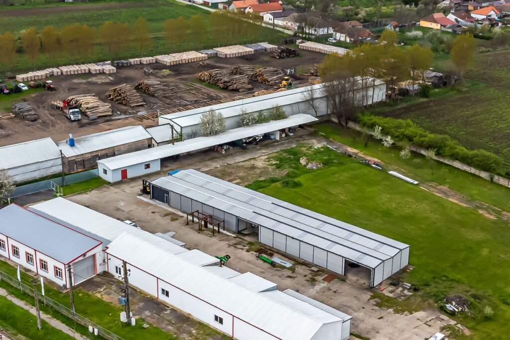 Hale depozitare/producție 2.000 mp si 10.000 mp teren în Pecica De vânzare Hale depozitare/producție 2.000 mp si 10.000 mp teren în Pecica în zona Nord-Vest 4 camere Arad 1