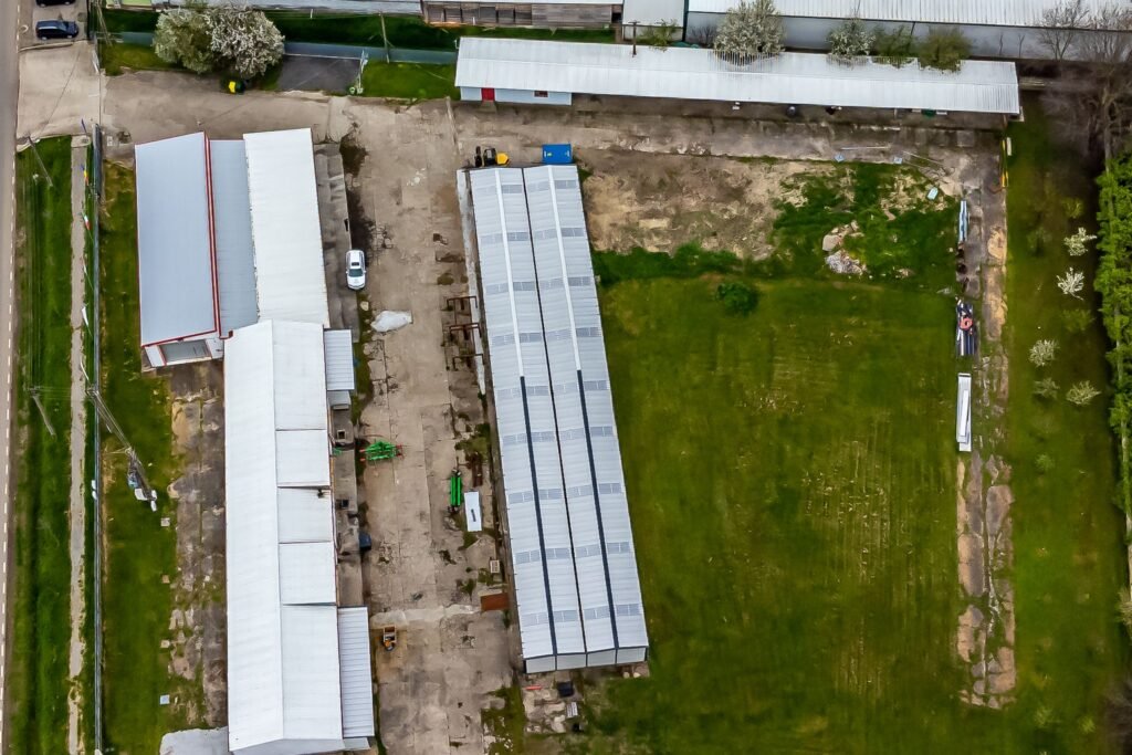 Hale depozitare/producție 2.000 mp si 10.000 mp teren în Pecica De vânzare Hale depozitare/producție 2.000 mp si 10.000 mp teren în Pecica în zona Nord-Vest 4 camere Arad 1