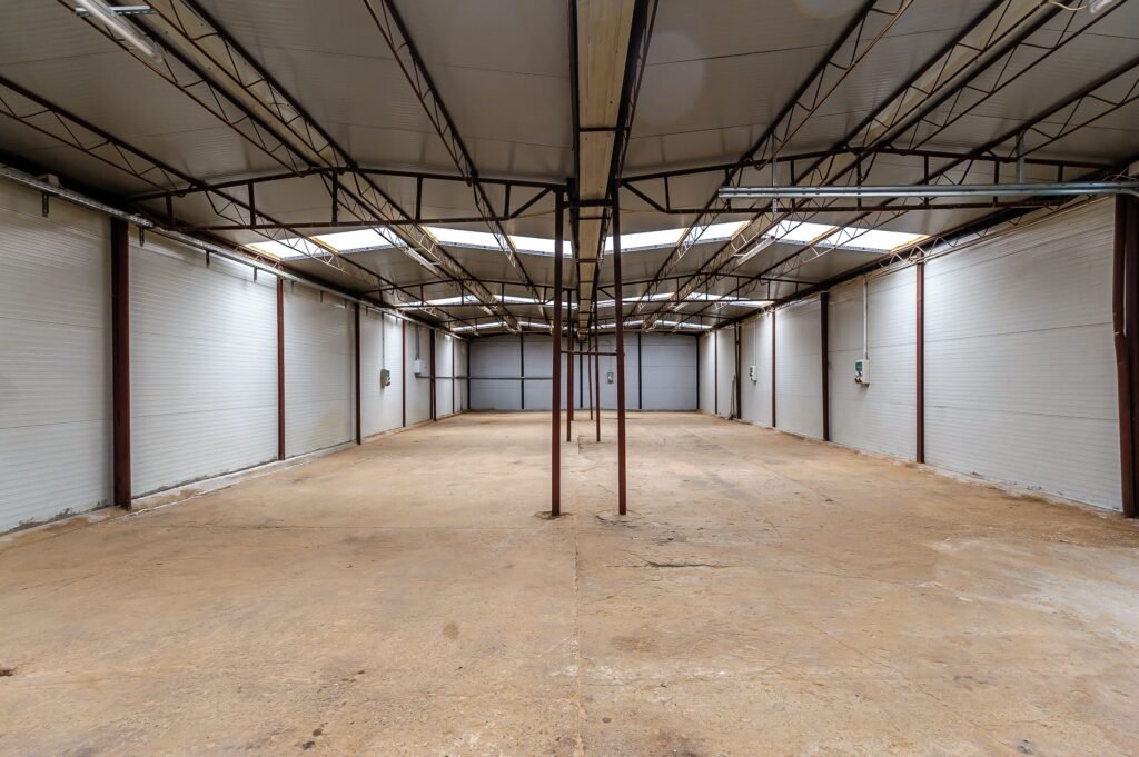 De vânzare Hale depozitare/producție 2.000 mp si 10.000 mp teren în Pecica în zona Nord-Vest 4 camere Arad 5