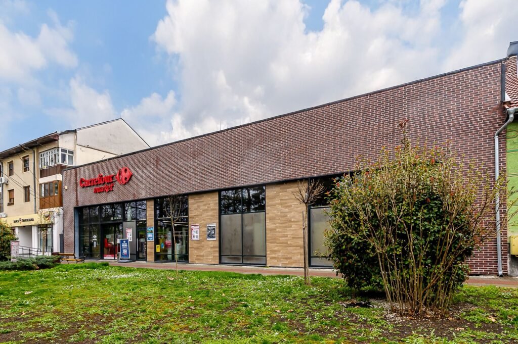 Spatiu comercial de vanzare cu chirias Carrefour Market Arad De vânzare Spatiu comercial de vanzare cu chirias Carrefour Market Arad în zona Central 9 camere Arad 1