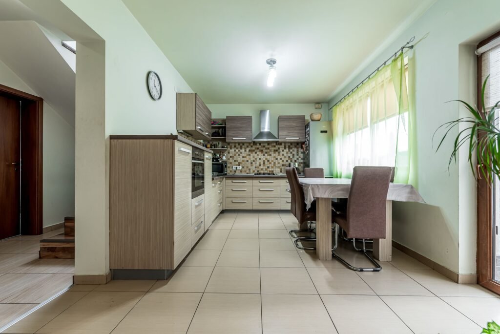 De vânzare VILĂ MODERNĂ CU PISCINĂ, SAUNĂ- COMISION 0% – ARADUL NOU în zona Aradul Nou 5 camere 4 dormitoare Arad 3